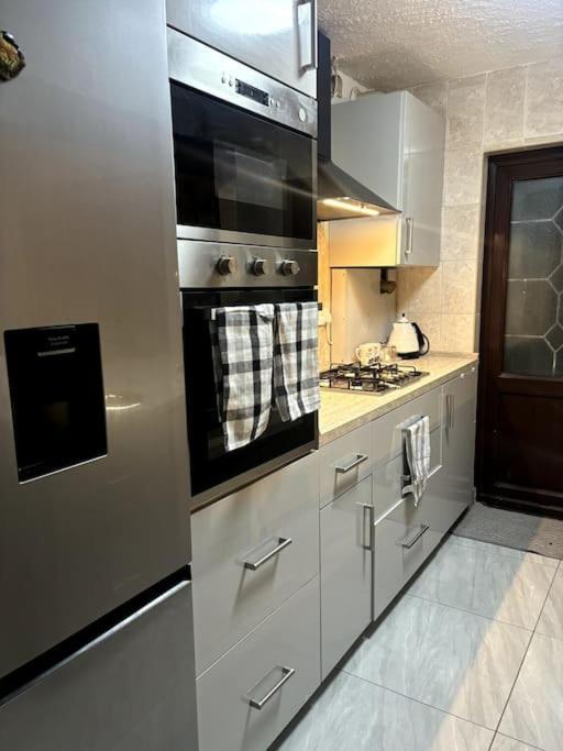 Charming And Cosy London Home, Garden, Parking & Family Fun Mitcham Bagian luar foto